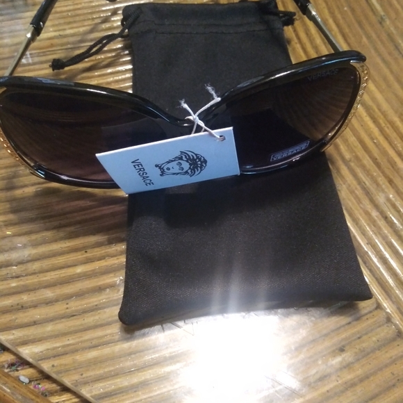 Versace - Picture 4 of 4